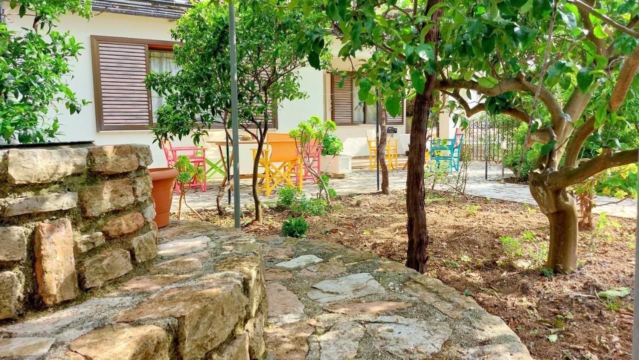 Lourantos Studios & Apartments Vathy  Buitenkant foto