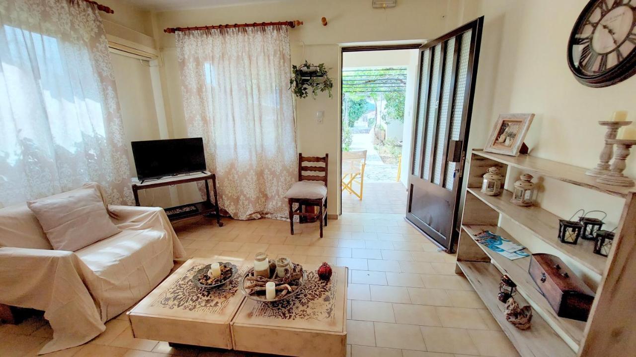 Lourantos Studios & Apartments Vathy  Buitenkant foto